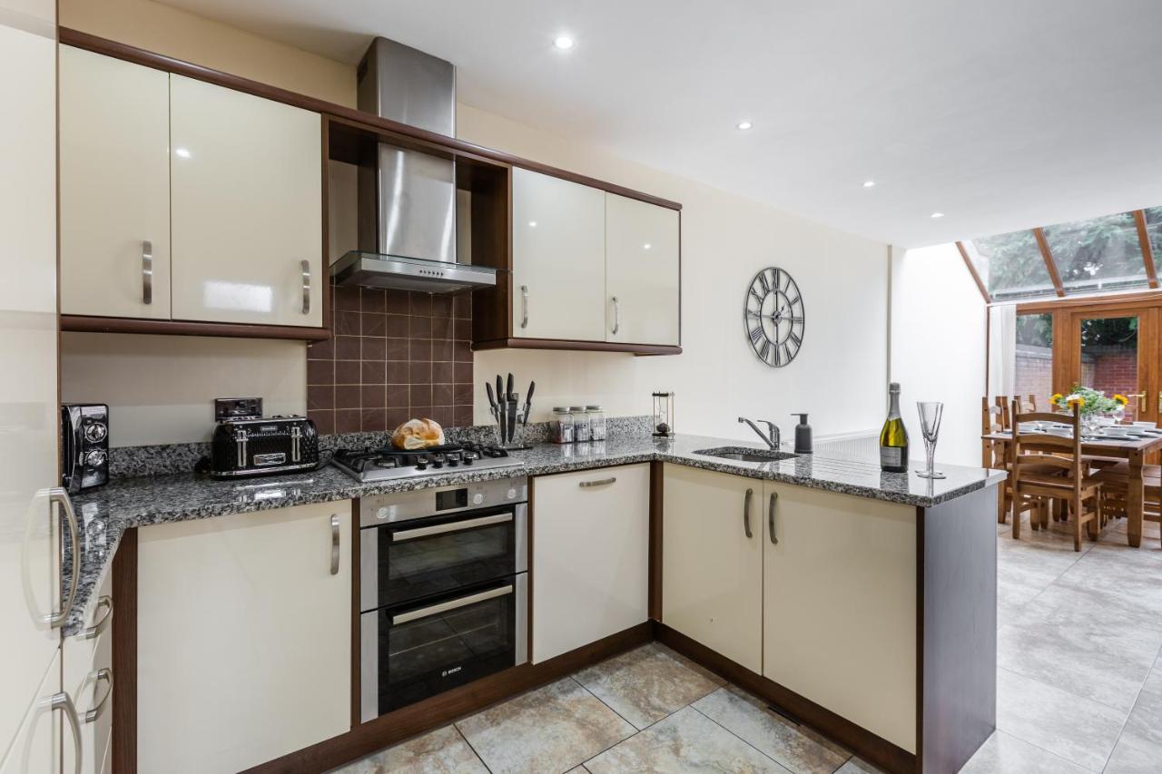Albert - 5 Bedrooms Sleeps 11 Parking Wi-Fi Contractors Preston  Buitenkant foto